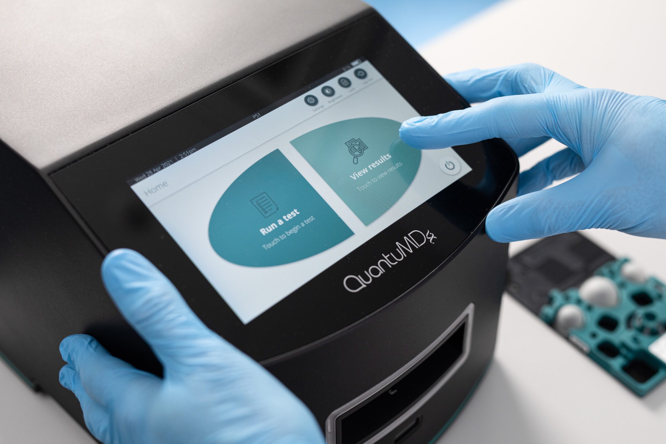 Q-POC system from QuantuMDx - Close view